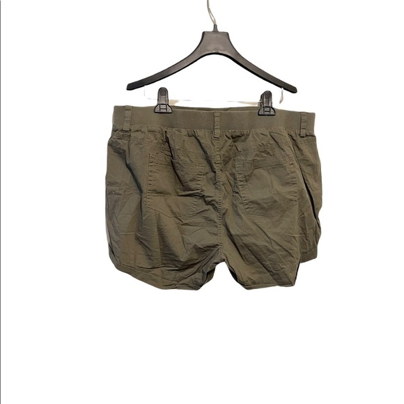 Torrid Olive Poplin Cuffed Rolled Lightweight Shorts - Picture 7 of 9